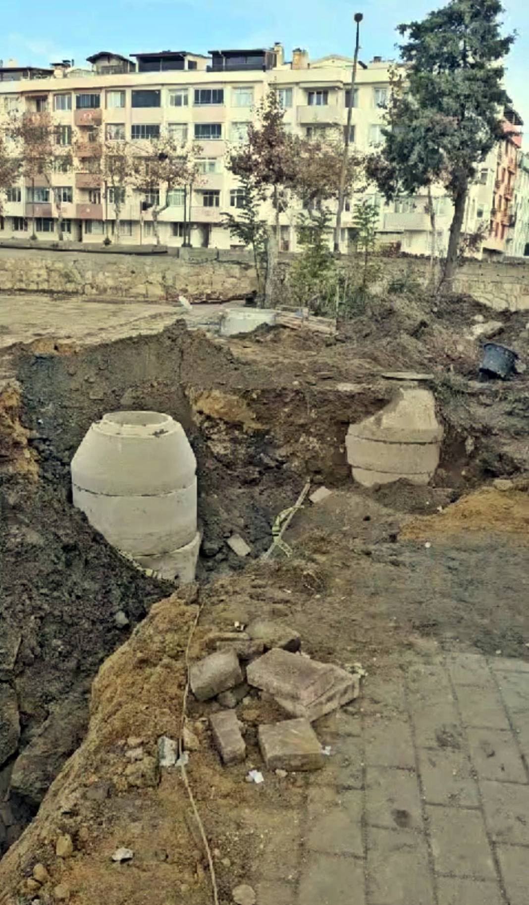 Yıllar önce gömülmüş top mermileri kazı sırasında bulundu! Paniğe neden oldu, sokağa giriş-çıkışlar kapatıldı 8